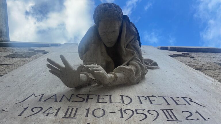 „Ne feledd a tért, ahol elestek ők” – a kommunista diktatúrák áldozataira emlékezünk