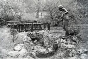 A ráksázfiú szobra (Fotó: Fortepan/219054)
